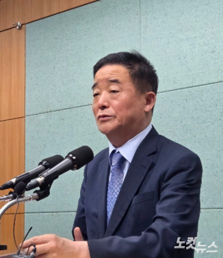 민주당 강득구 최고위원이 12일 전북도의회에서 기자회견을 하고 있다. 최명국 기자