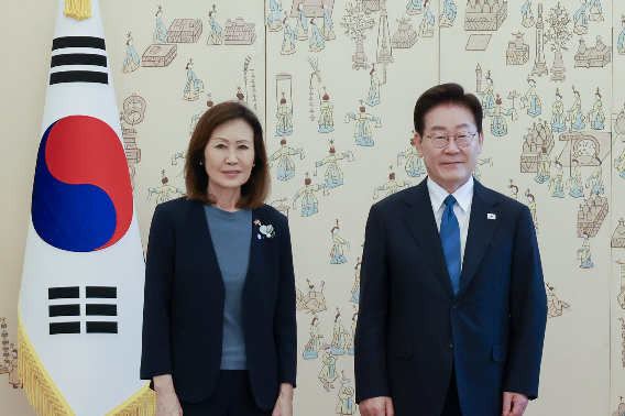 이재명 대통령이 12일 청와대에서 열린 주한대사 신임장 제정식에서 미셸 스틸 미국대사와 기념촬영을 하고 있다. 연합뉴스