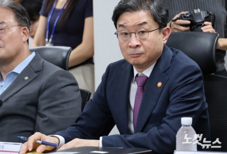 한병도 직무대행 발언 경청하는 이억원