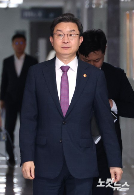 주택시장 안정화 TF 회의 참석하는 이억원 금융위원장