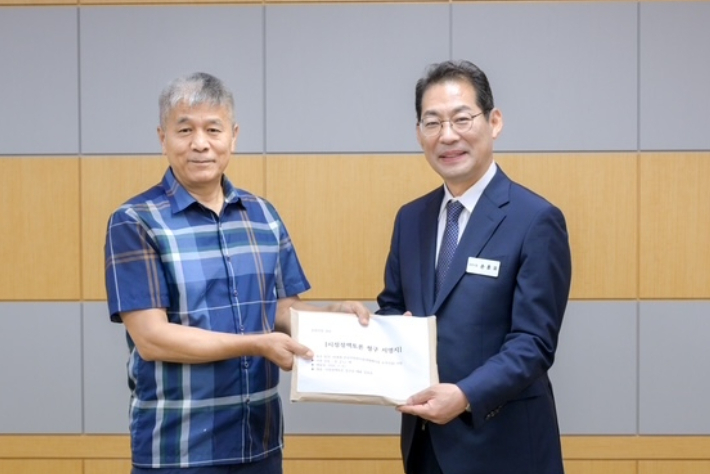 김효승 순천환경운동연합 대표(왼쪽)가 지난달 손훈모 시장에게 쓰레기 소각장 정책토론 청구서를 전달했다. 순천시 제공 
