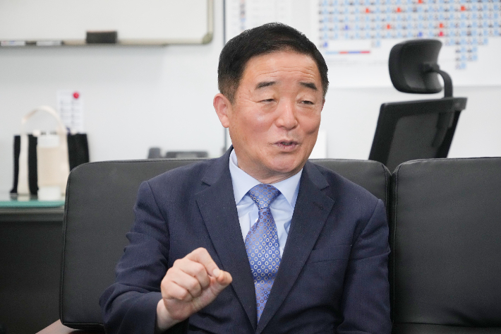 더불어민주당 강득구 의원이 12일 전남광주통합특별시의회 광주청사에서 기자들과 간담회를 진행하고 있다. 독자 제공