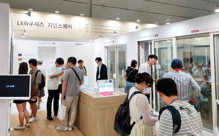 '2026 코리아빌드위크(코엑스)' LX하우시스 전시관에서 관람객들이 '뷰프레임' 창호 등 고단열 창호 제품을 살펴보고 있다. LX하우시스 제공