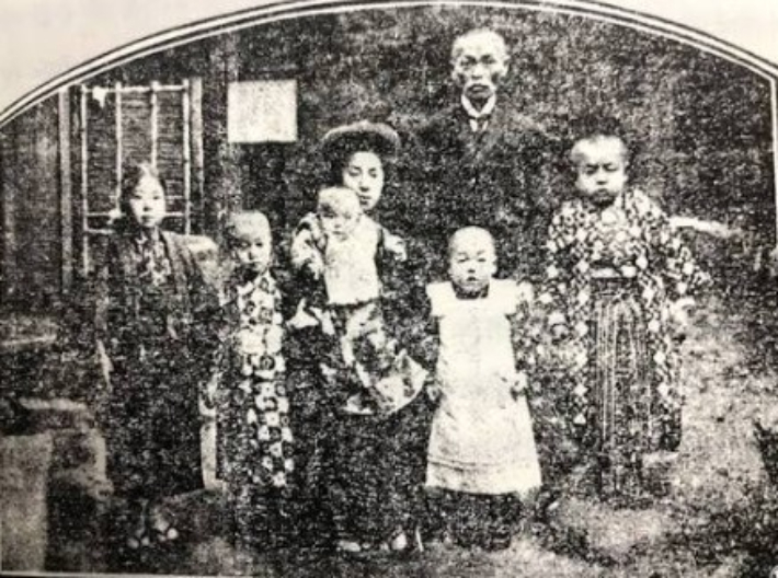 일본과 조선은 하나라는 '내선일체' '일선동화'의 모범가정으로 소개된 안상호의 가족 사진. 1918년 12월 10일 조선총독부 기관지 매일신보와의 인터뷰에서 안상호는 "나는 일본 사람과 똑같다. 지금 조선 옷은 한 벌도 없고, 매운 음식은 조금도 못 먹는다"며 "다섯 자녀들은 일본어만 쓰고 조선말은 전혀 하지 못한다. 조선 사람과는 그리 상종하는 일이 없으므로 불편한 것은 없다"고 말했다. 출처:국립중앙도서관. 연합뉴스