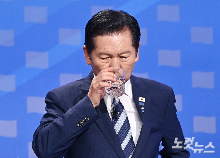 정청래 더불어민주당 당대표 후보가 12일 서울 목동 SBS에서 열린 당대표 후보자 토론회를 준비하고 있다. 국회사진기자단