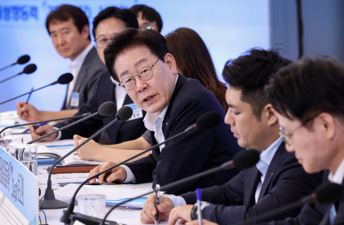 이재명 대통령이 12일 청와대에서 열린 미래성장동력 '7대 SEED' 보고회에서 발언하고 있다. 연합뉴스
