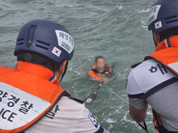 12일 부산 해운대구 송정 앞바다에서 카약을 타던 40대 남성이 바다에 빠졌다가 해경에 구조됐다. 부산해양경찰서 제공 