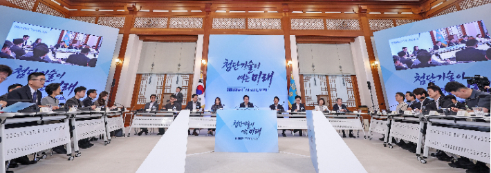 12일 청와대에서 이재명 대통령 주재로 미래성장동력 '7대 SEED' 보고회가 진행되고 있다. 연합뉴스