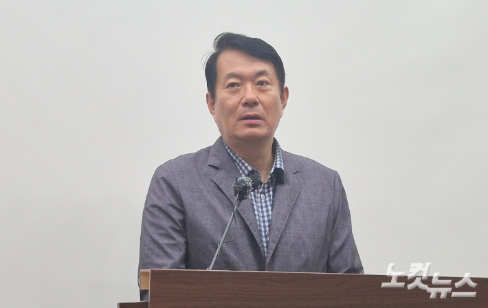 김동원 국민의힘 충북도당위원장이 12일 충북도청 브리핑룸에서 기자회견을 열어 박병국 충북도 대외협력보좌관 임명 추진을 규탄하고 있다. 최범규 기자