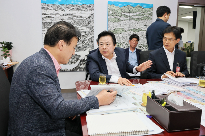 김종양 국회의원을 방문한 강기윤 창원시장. 창원시 제공 