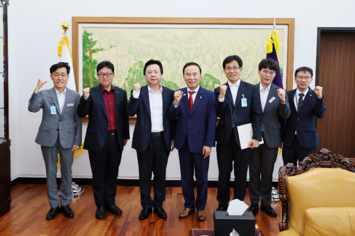 박덕흠 국회 부의장을 방문한 강기윤 창원시장. 창원시 제공 