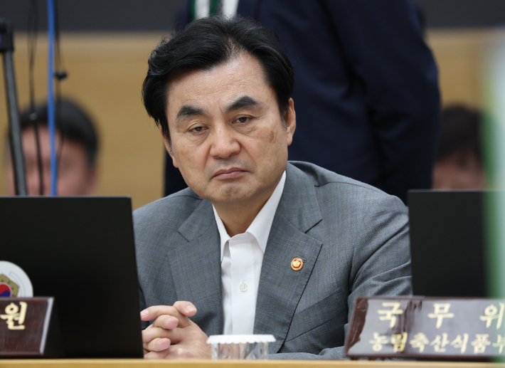 안규백 국방부 장관이 11일 정부세종청사에서 열린 이재명 대통령 주재 국무회의에서 영상을 시청하고 있다. 연합뉴스