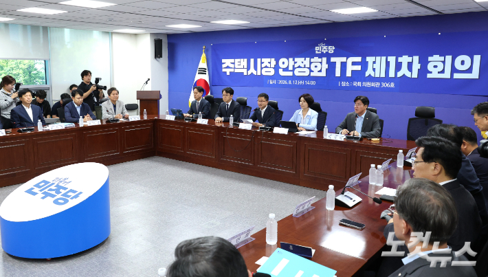 더불어민주당 한병도 당대표 직무대행 겸 원내대표가 12일 오후 서울 여의도 국회에서 열린 주택시장 안정화 TF 제1차 회의에서 모두발언을 하고 있다. 윤창원 기자