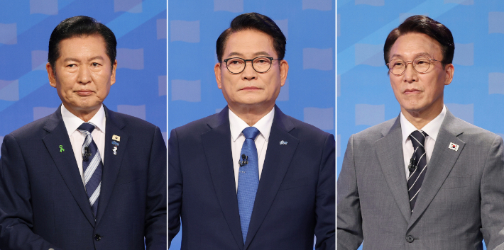 더불어민주당 정청래(왼쪽부터)·송영길·김민석 당 대표 후보가 각각 12일 서울 양천구 SBS 목동 스튜디오에서 열린 TV 토론회에 참석해 시작을 기다리고 있다. 연합뉴스