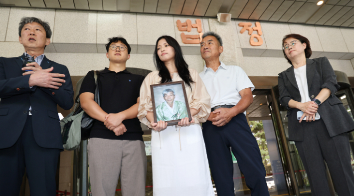 일본제철 강제동원 피해자 고 민문식 씨의 가족과 변호인이 12일 서울 서초구 대법원에서 열린 일본제철 강제동원 손해배상 청구소송 상고심 선고를 마치고 나와 입장을 밝히고 있다. 연합뉴스