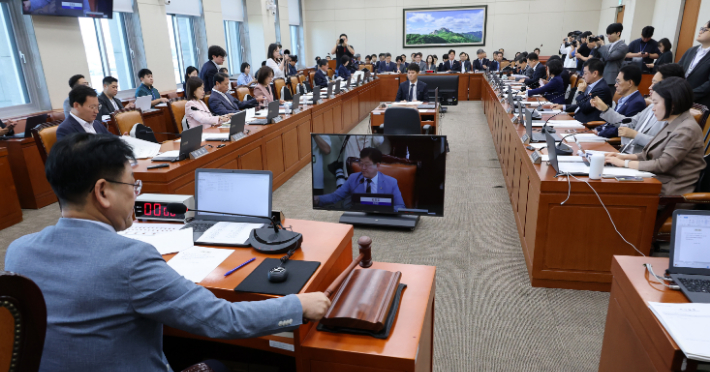 김정호 위원장이 12일 국회 기후에너지환경노동위원회 전체회의에서 개회를 선언하고 있다. 연합뉴스