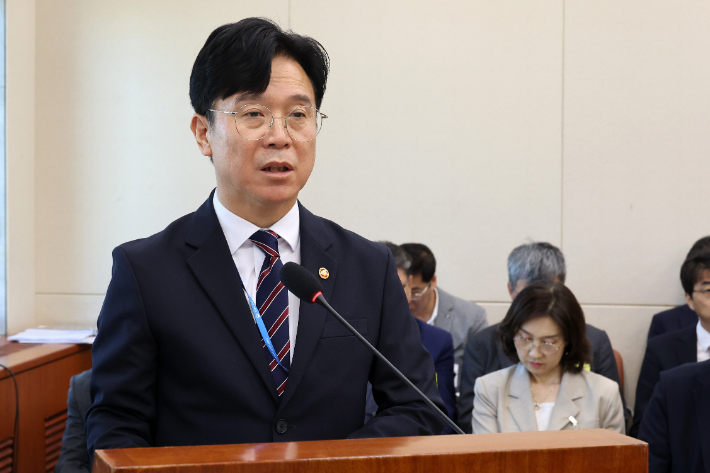 김영훈 고용노동부 장관이 12일 국회 기후에너지환경노동위원회 전체회의에서 업무 보고하고 있다. 연합뉴스