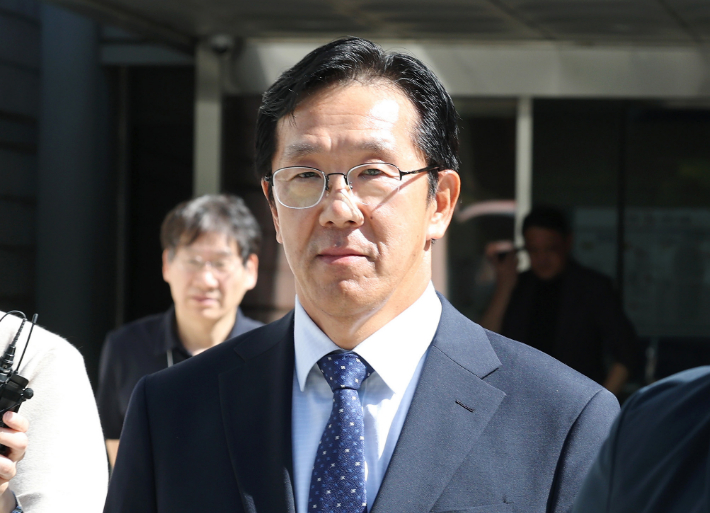 '채상병 순직 사건' 처리 과정에 관여한 의혹을 받는 황유성 전 방첩사령관이 12일 서울 서초구 서울중앙지법에서 열린 구속 전 피의자 심문(영장실질심사)을 마친 뒤 나오고 있다. 연합뉴스