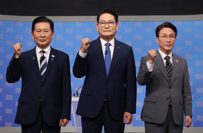 더불어민주당 정청래(왼쪽부터)·송영길·김민석 당 대표 후보가 지난 12일 서울 양천구 SBS 목동 스튜디오에서 열린 TV 토론회에 참석해 시작에 앞서 기념 촬영하는 모습. 연합뉴스