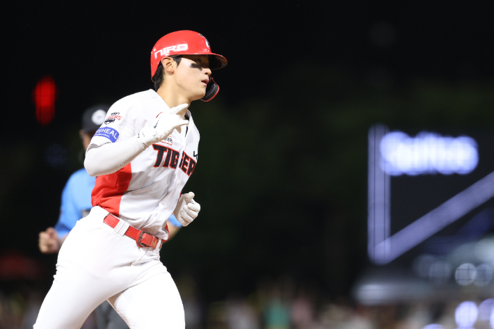 KIA 김도영이 12일 삼성과 홈 경기에서 3회말 역전 결승 1점 홈런을 날린 뒤 그라운드를 돌고 있다. KIA 타이거즈 