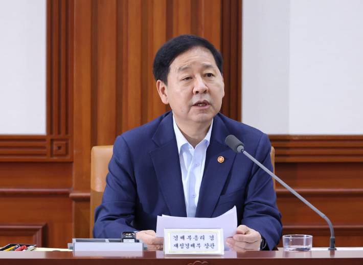비상경제본부 회의 주재하는 구윤철 부총리. 연합뉴스