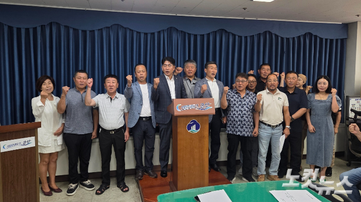 군산 범시민위원회와 어촌게가 13일 새만금신항 관할권에 대해 기자회견을 하고 있다. 도상진 기자