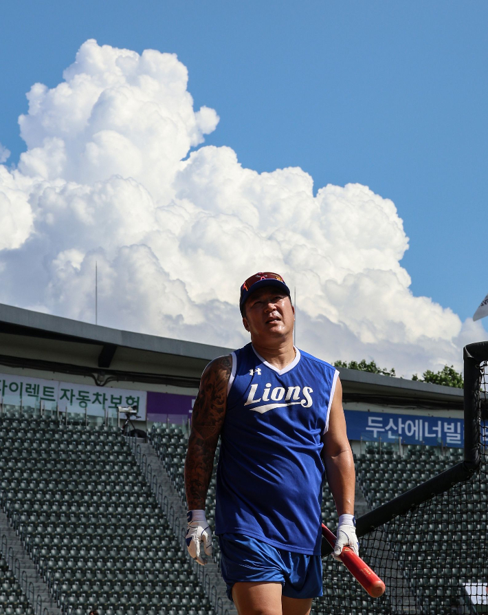 삼성 최형우는 최근 10경기 2할 타율을 밑도는 등 한여름 지친 기색을 보이고 있다. 사진은 잠실 원정 훈련 모습. 삼성 라이온즈 