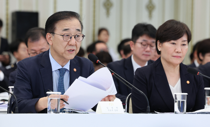 김윤덕 국토교통부 장관(왼쪽)이 청와대 영빈관에서 열린 이재명 대통령 주재 부처 업무보고에서 보고하고 있다. 연합뉴스