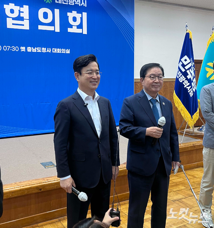 허태정 대전시장(사진 왼쪽)과 장종태 민주당 대전시당 위원장이 13일 당정협의회 뒤 기자들과 만나 협의회 내용을 설명하고 있다. 정세영 기자