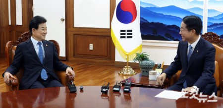 정동영 통일부 장관과 만나는 조정식 국회의장