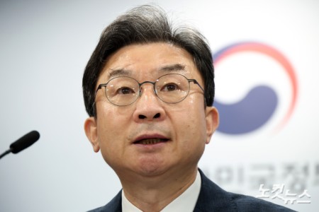 발언하는 이억원 금융위원장
