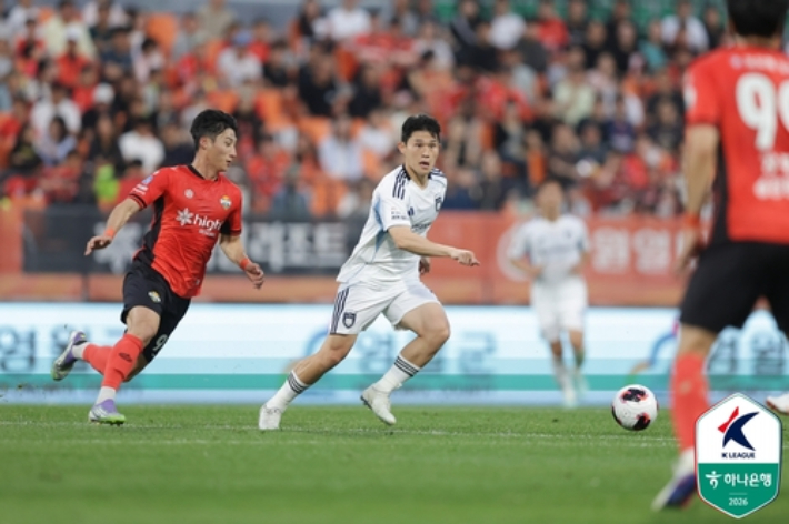울산 이동경(사진 가운데)이 강원전에서 드리블하는 모습. 한국프로축구연맹 제공