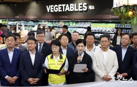 노사공동 상생메시지 낭독하는 홈플러스 대표-홈플러스지부장