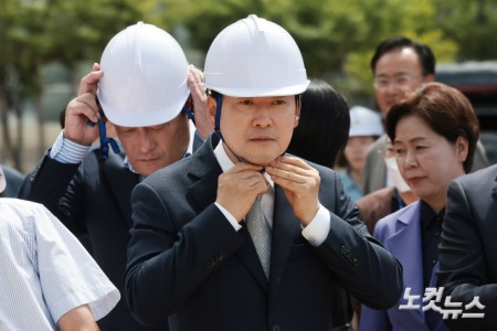 국민의힘 부동산정책 정상화 특별위원회 위원장을 맡은 장동혁 대표가 경기도 고양 창릉신도시 S4 공사 현장을 방문해 '뉴홈' 사전청약 피해자들을 만난 후 현장을 살펴보기 위해 헬멧을 착용하고 있다.