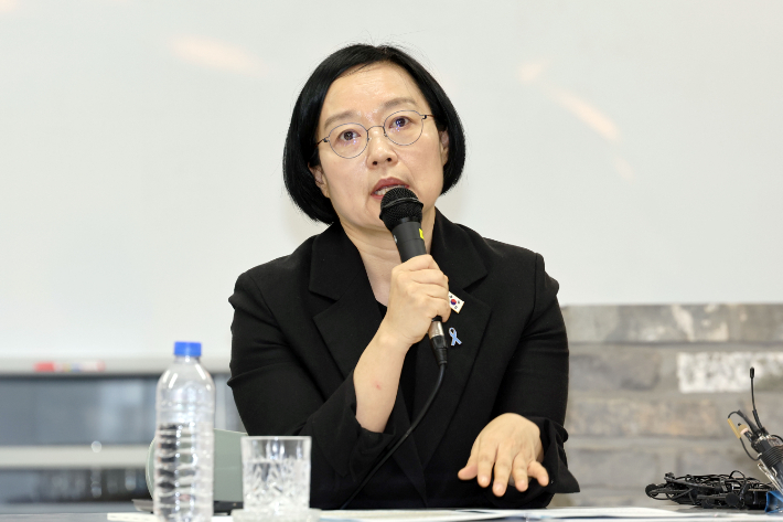 한성숙 국무총리가 13일 오전 전남광주 무안군 무안국제공항에서 무안공항 제주항공 여객기 참사 유가족들에게 인사말을 하고 있다. 연합뉴스