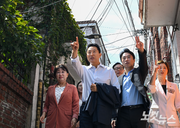 오세훈 서울시장이 11일 서울 용산구 서계·청파동 일대 정비사업 현장을 방문해 현장점검을 하고 있다. 류영주 기자