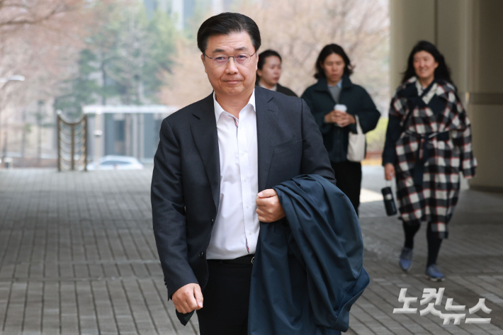 홍장원 전 국가정보원 1차장이 16일 오후 서울 서초구 서울중앙지방법원에서 열린 조태용 전 국가정보원장의 1심 공판에 증인으로 출석하고 있다. 류영주 기자