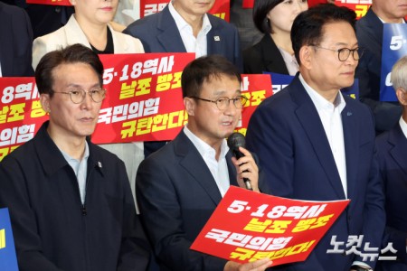 더불어민주당 한병도 당대표 직무대행 겸 원내대표가 13일 서울 여의도 국회 로텐더홀 계단에서 열린 