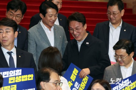 더불어민주당 김민석 당대표 후보가 13일 서울 여의도 국회 로텐더홀 계단에서 열린 