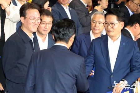 더불어민주당 한병도 당대표 직무대행 겸 원내대표와 김민석·송영길·정청래 당대표 후보가 13일 서울 여의도 국회 로텐더홀 계단에서 열린 