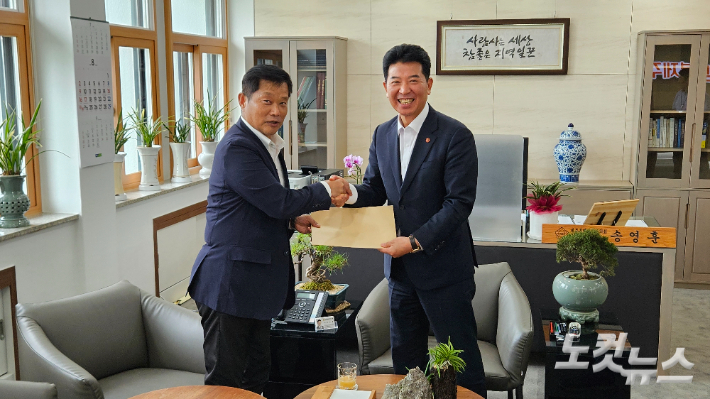 김명호 진보당 도당위원장(사진 왼쪽)과 송영훈 도의회 의장. 고상현 기자