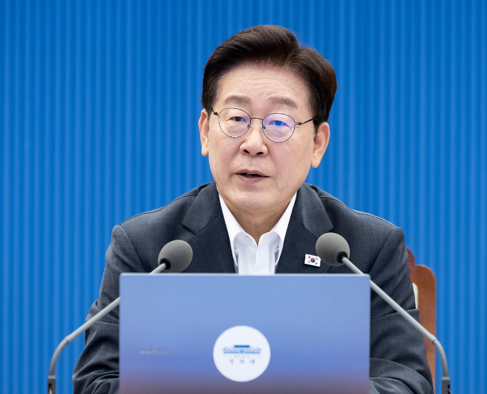이재명 대통령이 13일 청와대에서 열린 수석보좌관회의에서 발언하고 있다. 연합뉴스