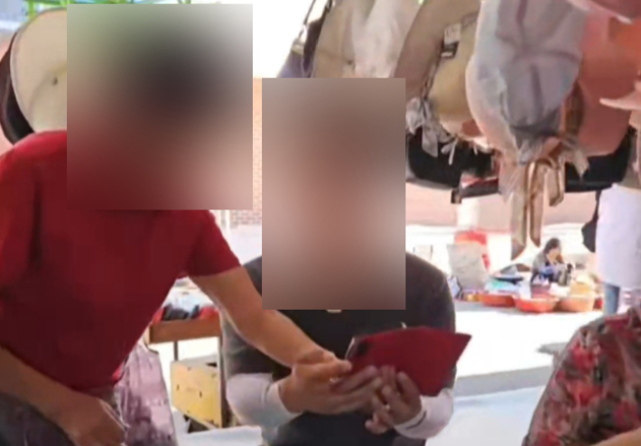 지난 12일 순천 아랫장에서 청청유랑단 관계자가 한 권리당원의 휴대전화를 건네받아 투표 화면에 접속하는 등 대리투표 의혹을 낳은 정황이 담긴 장면. 유튜브 영상 캡처