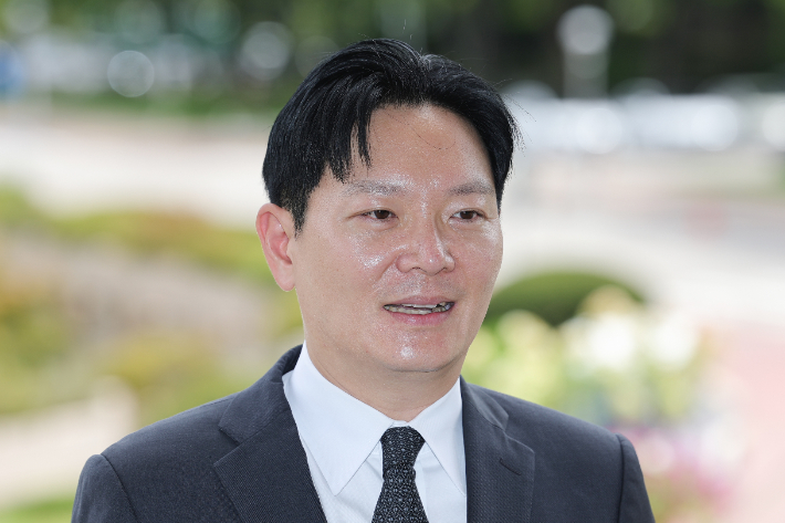 쌍방울 대북송금 의혹을 수사했던 박상용 인천지검 부부장검사가 13일 정부과천종합청사에서 열린 법무부 감찰위원회 징계 심의에 출석하며 취재진에 입장을 밝히고 있다. 연합뉴스