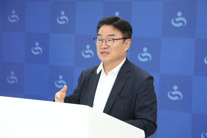 권순기 경상남도교육감이 13일 경남교육청 브리핑룸에서 교육공무원 정기 인사 내용을 발표하고 있다. 경남교육청 제공