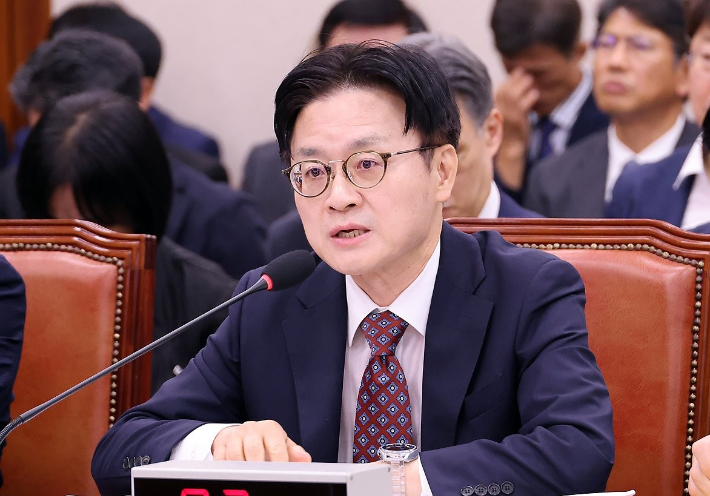 김정관 산업통상부 장관이 12일 국회에서 열린 산업통상자원중소벤처기업위원회 1차 전체회의에서 위원들의 질문에 답하고 있다. 연합뉴스