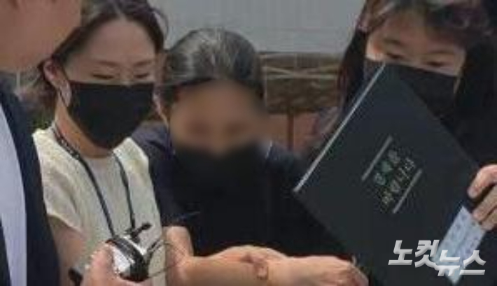충남 천안의 한 교회에서 11세 남아를 학대해 숨지게 한 혐의를 받는 50대 외조모 A씨가 영장실질심사를 위해 법원에 출석하고 있다. 박우경 기자