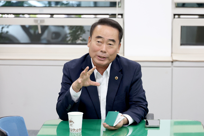 조성칠 대전시의장이 13일 기자들과 만나 시의원들의 국외연수 예산 반납 결정을 설명하고 있다. 대전시의회 제공