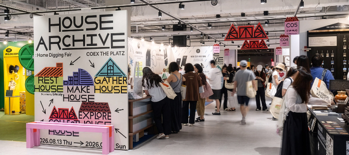 LG전자가 13일 서울 삼성동 코엑스에서 홈라이프스타일 커뮤니티 '라이프집(Lifezip)'의 첫 단독 홈 라이프스타일 페어를 개최했다. 사진은 라이프집 페어 '하우스 아카이브 홈 디깅 페어'에 관람객들이 몰려 있는 모습. LG전자 제공