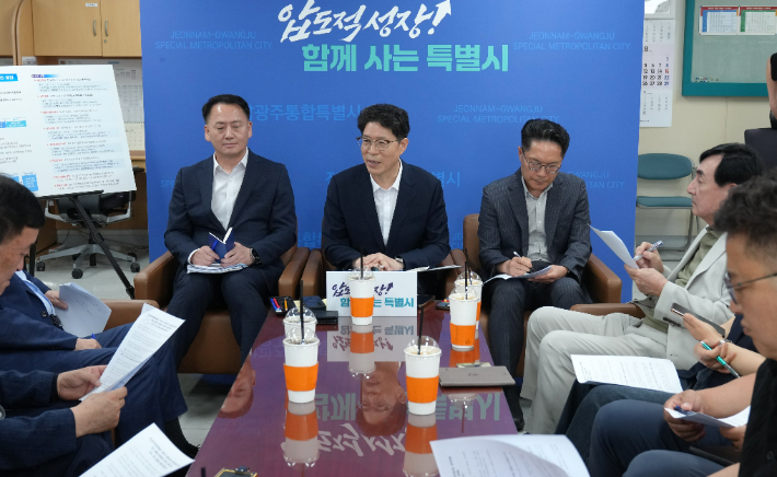 황기연 특별시 부시장(가운데)이 13일 기자간담회에서 발언하고 있다. 통합특별시 제공
